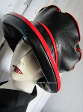 chapeau de pluie noir et rouge, côté chic excentrique